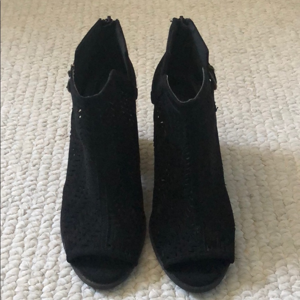 Black wedges!